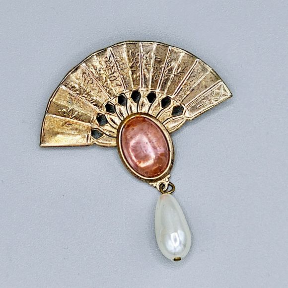 Vintage Fan Brooch Pink Lucite Cabochon White Pearl Dangle Estate Jewelry Pin - Picture 2 of 11